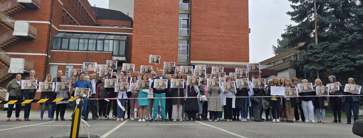 foto izvor deo zaposlenih u Zdravstvenom centru Valjevo akcija 16 minuta tišine solidarnost sa kolegom otkaz politika News Europe Serbie Health