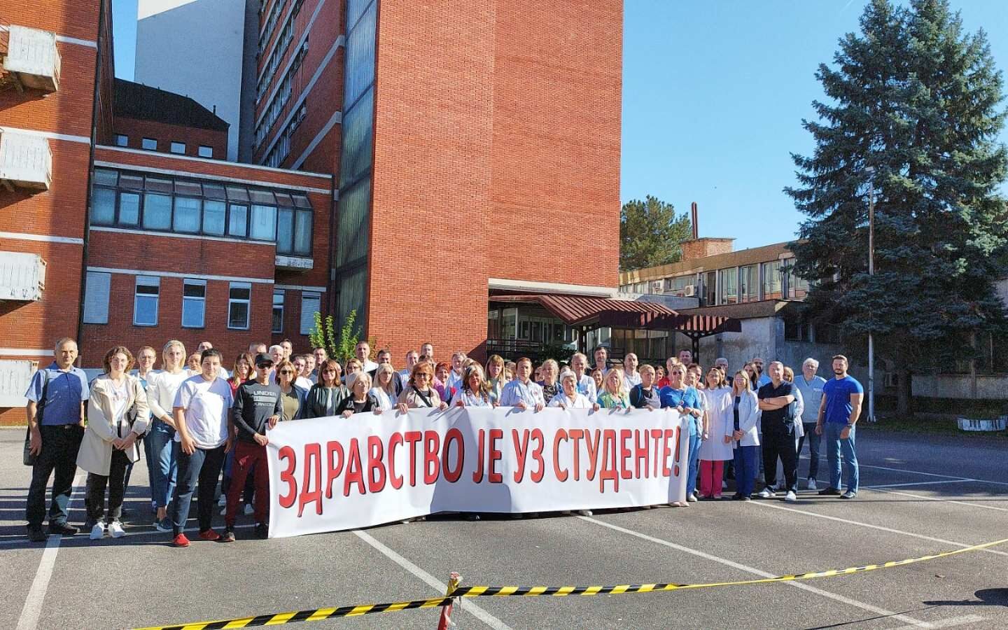 Deo zaposlenih u ZC Valjevo – 16 minuta tišine uz podršku studentima