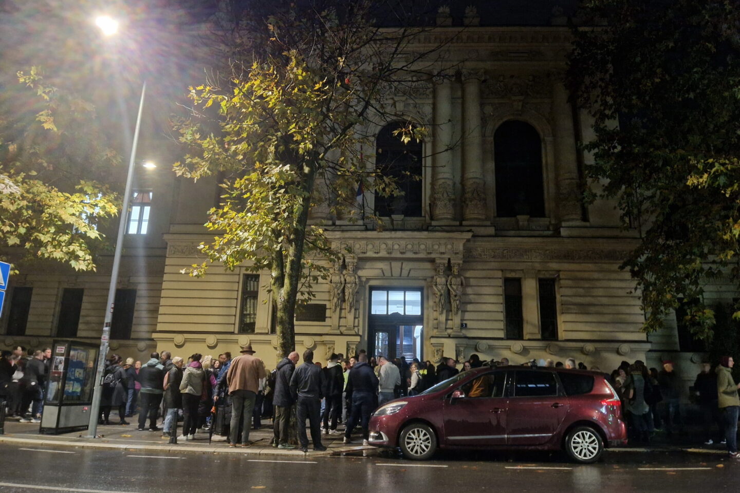 Gimnazijalci blokirali školu