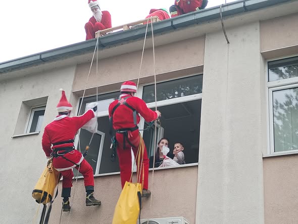 „Deda Mraz s’ krova“ obradovao hospitalizovane mališane