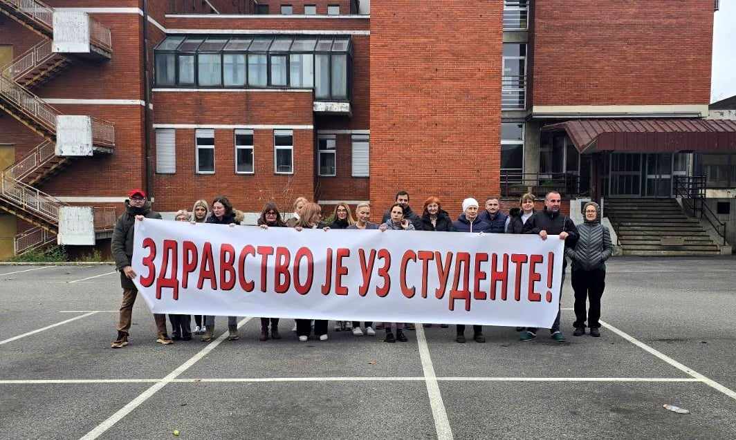 foto izvor q 12 12 2025 16 minuta tišine ispred zdravstvenog centra opšta bolnica valjevo