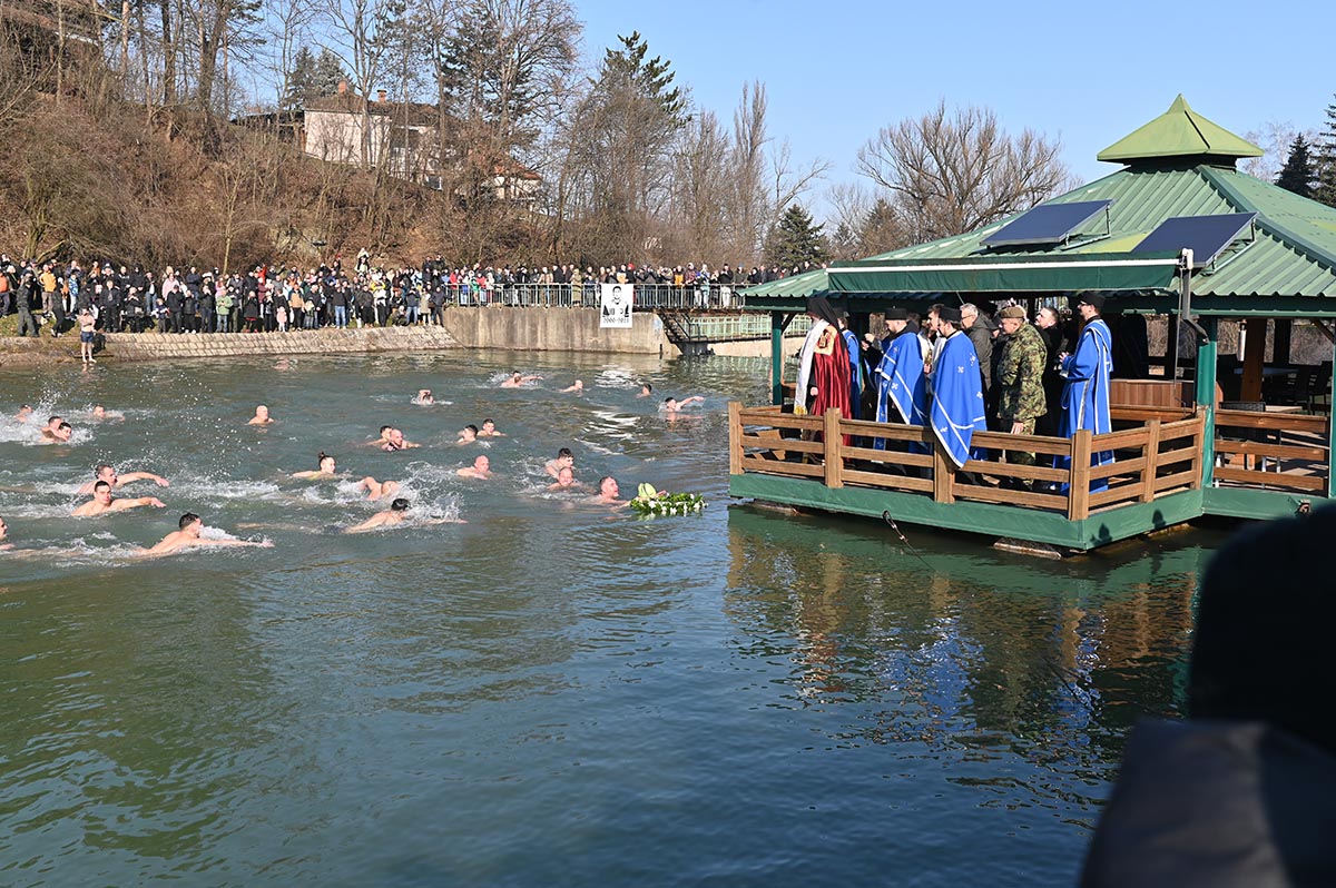 Anđelija Damnjanović pobednik Bogojavljenskog plivanja na reci Gradac