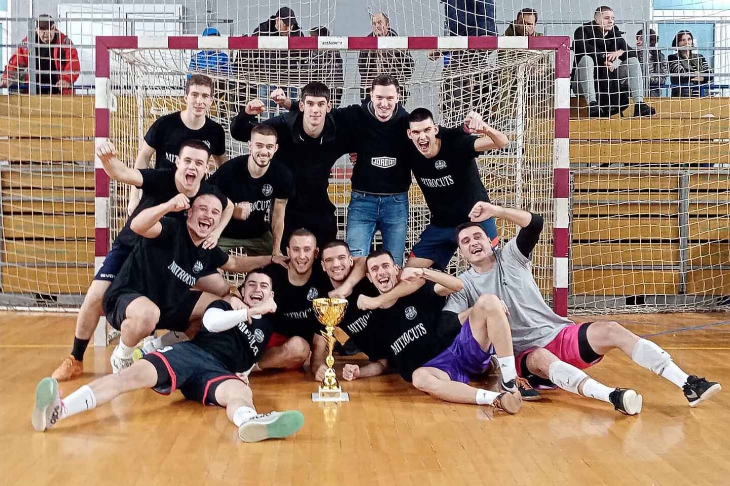 Završen novogodišnji turnir u malom fudbalu- pehar za ekipu Mitrokat iz Uba