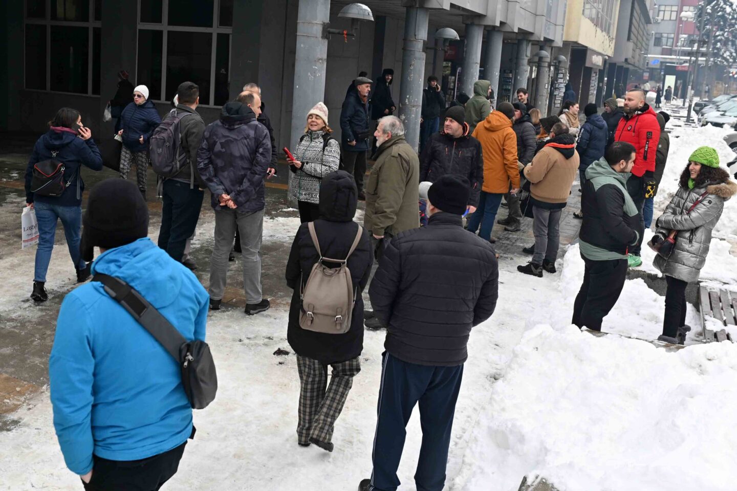 VIDEO Protest stanovnika valjevskog kraja – “Kada grad ne može da se izbori sa snegom u januaru, problem nije u vremenu, problem je u načinu na koji se grad vodi”