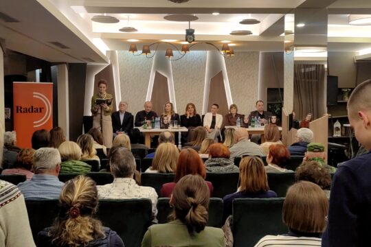 Na putu ka slobodi glumica Jelena Stupljanin i publika u sali za svečanosti Lasta Valjevo 13.03.2026. FOTO Snežana Jakovljević Krunić za Objektiva.rs News