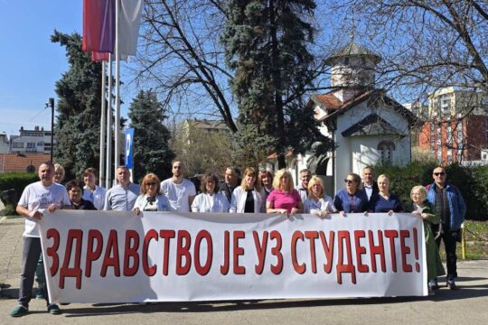 foto izvor q 13 zc valjevo kod bolničke crkve 13 03 2026 Akcija komemorativne tišine i protest dela zaposlenih u valjevskoj bolnici prenosi objektiva.rs news serbie balkan europe