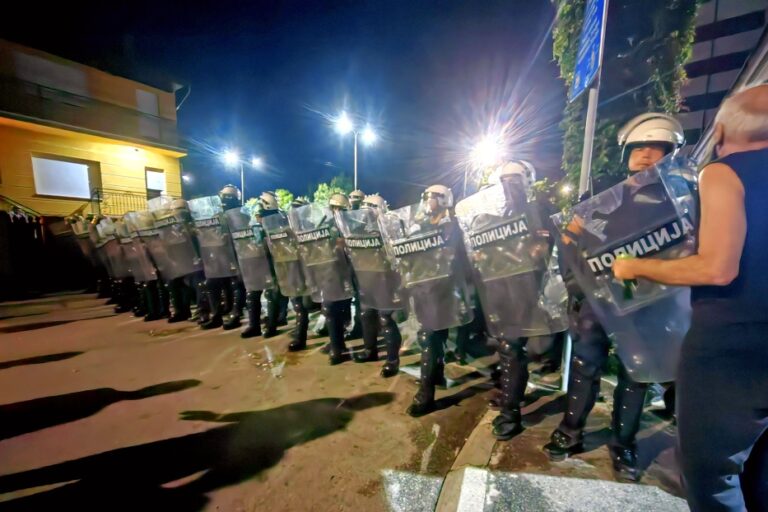 policija kordon na skupu 14. avgusta 2025. Valjevo FOTO SJK za Objektiva News Europe Balkan Serbie vesti